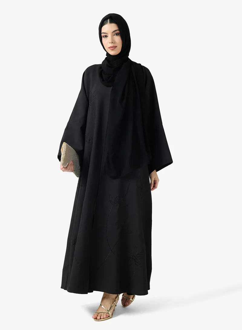 هيا كلوزيت عباية مفتوحة مطرزة بزخارف زهور وياقة على شكل